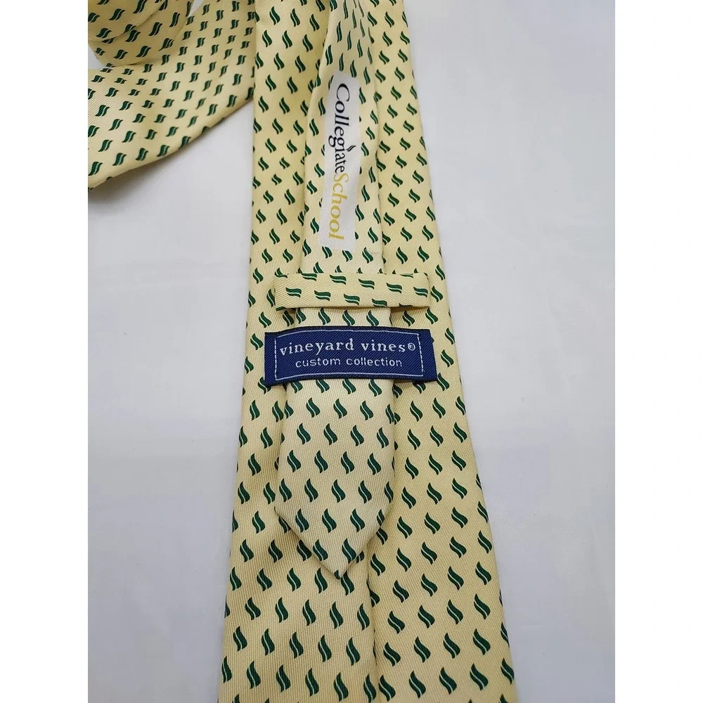 Vineyard Vines Collegiate School Mens Silk Tie Yellow Green Logo Pattern T093